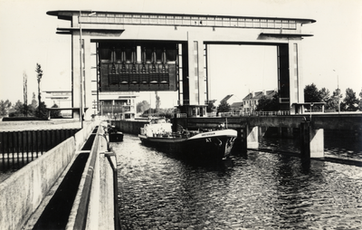 15068 Gezicht op de Prinses Beatrixsluis met een vrachtschip te Vreeswijk, uit het zuiden.N.B. De gemeenten Jutphaas en ...